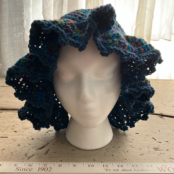 Handmade crocheted bucket hat - Picture 2 of 5